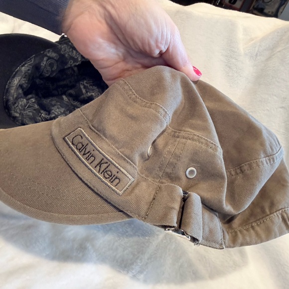 Calvin Klein Black and Tan Caps - Picture 5 of 8